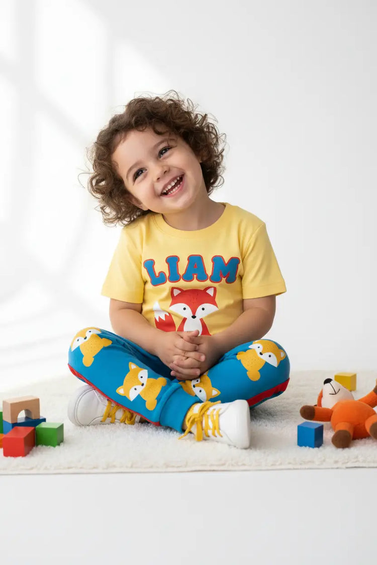 Weißer kapuzenpullover für kinder mit schwarzem heißes rod flammmotiv und name markus im altersbereich 2-6 jahre