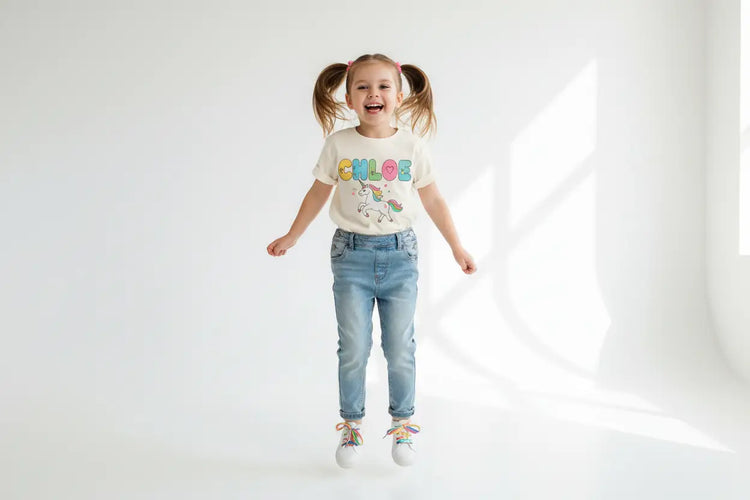Helles blaues kinder hoodie mit kapuze und fronttasche aus weichem material für 7-15 jahre.