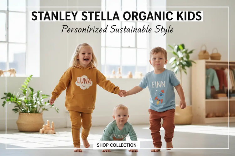 Drei kinder in einer sonnigen gemütlichen zimmer tragen personalisierte stanley stella kinder bio mode aus organischer baumwolle
